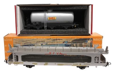 une boîte sur laquelle est posé un train et une boîte contenant un char