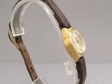 une montre posée sur un socle transparent