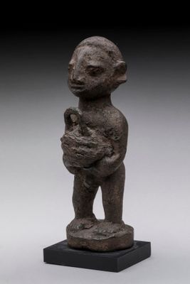 une statue d'un homme tenant un bébé dans ses bras