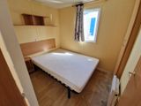 un petit lit dans un coin d'une petite chambre