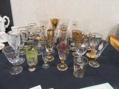 159.65 - Important Lot DE Verre Peint, Emailles, Souvenirs D…