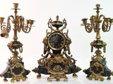 trois types d'horloges exposées sur un fond blanc