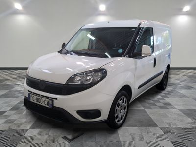 la camionnette blanche est garée dans une grande pièce au sol en damier