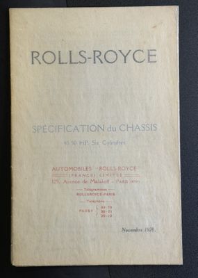 un vieux livre portant le titre « Rolls-Royce Specification »