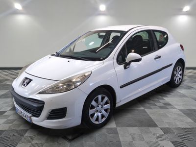 la photo d'une petite voiture blanche garée dans un garage