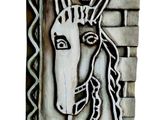 peinture représentant un cheval sur un bloc de pierre, avec un mur de briques en arrière-plan