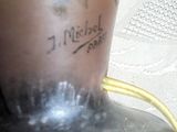 un vase orné d'une inscription, posé sur une table