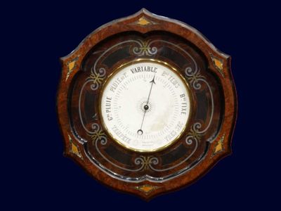 une horloge accrochée au mur de la pièce