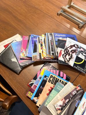 une table sur laquelle sont posés de nombreux livres
