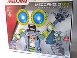 boîte de robots mécaniques meccan tech posés sur une surface blanche