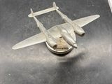 une maquette en métal d'un avion posée sur une table