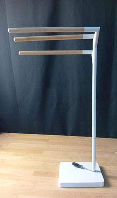 une photo d'une lampe de bureau posée sur une table en bois