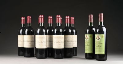 plusieurs bouteilles de vin sont alignées sur une table