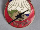une image représentant un insigne rouge et blanc orné d'un pistolet