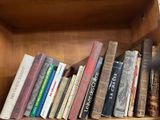 une étagère avec de nombreux livres