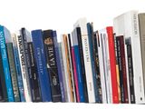 un grand nombre de livres alignés sur une étagère