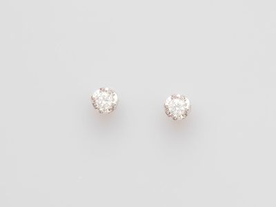 une paire de boucles d'oreilles en diamant sur fond blanc