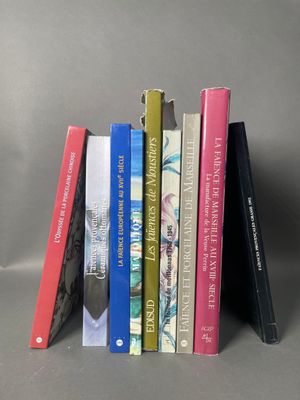 cinq livres empilés les uns sur les autres