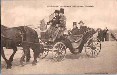 deux personnes dans une calèche tirée par un cheval