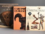 trois livres posés l'un à côté de l'autre sur une table