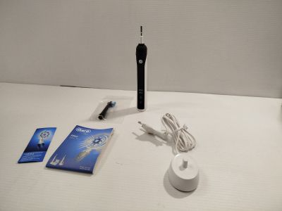 une image représentant une brosse à dents, un tube de dentifrice et d'autres objets posés sur une table