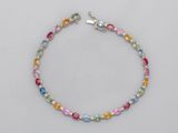 un bracelet multicolore avec un fermoir argenté sur fond blanc