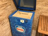 un petit congélateur coffre bleu dans un coin de la pièce