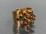 une bague en or sertie de pierres multicolores