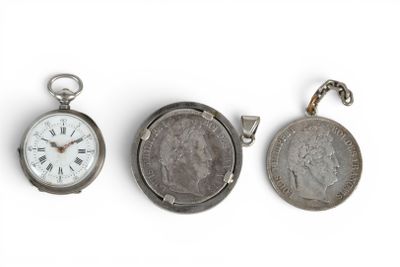 trois types différents de montres de poche comportant des chiffres romains