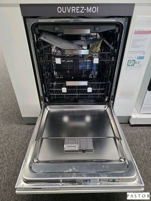 un lave-vaisselle ouvert posé par terre dans une cuisine