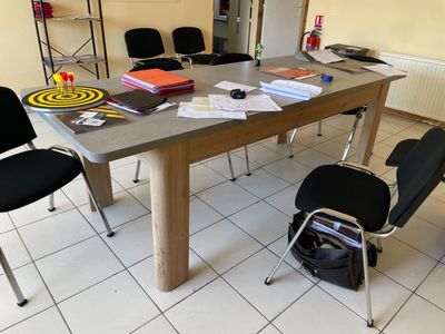 une table sur laquelle sont posés plusieurs livres