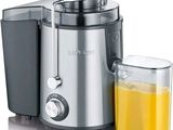 un extracteur de jus posé à côté d'un verre de jus d'orange
