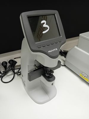 une image représentant un microscope équipé d'un écran