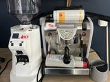 une machine à café posée sur une table