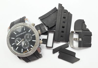 une montre posée sur un morceau de plastique