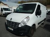 une camionnette blanche garée dans un parking