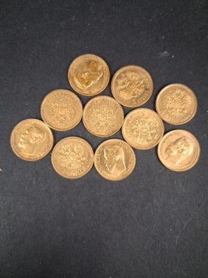 un tas de pièces d'or posé sur une surface noire