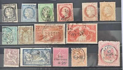 Plusieurs types de timbres sont exposés dans une vitrine.