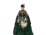 une image représentant une figurine de femme vêtue d'une robe verte