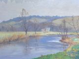 tableau représentant une rivière qui traverse un champ verdoyant à la lisière d'une forêt