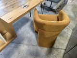 deux chaises et une table dans une pièce
