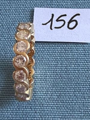 une photo d'une bague en or sertie de diamants