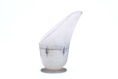DAUM - NANCY. Vase en verre opalescent à décor émaillé en gr…