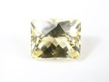 une image représentant un diamant jaune taillé en carré sur fond blanc