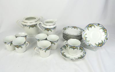 un grand nombre de tasses et de soucoupes posées sur une table