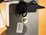 un ordinateur portable branché à un câble, posé sur un bureau
