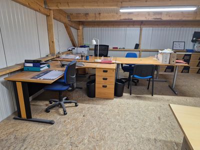 une pièce avec un bureau et une chaise