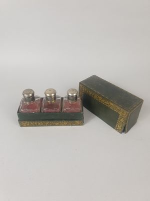 paire de salières et poivrières anciennes en métal argenté, avec leur coffret