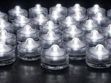 un gros plan sur un groupe de petites bougies blanches posées sur une table