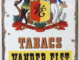 une enseigne sur laquelle on peut lire « Tabacs Vander Elst »